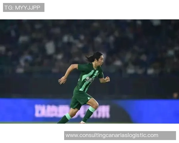 足球明星不畏岁月流逝依然坚持训练展现职业精神与热爱