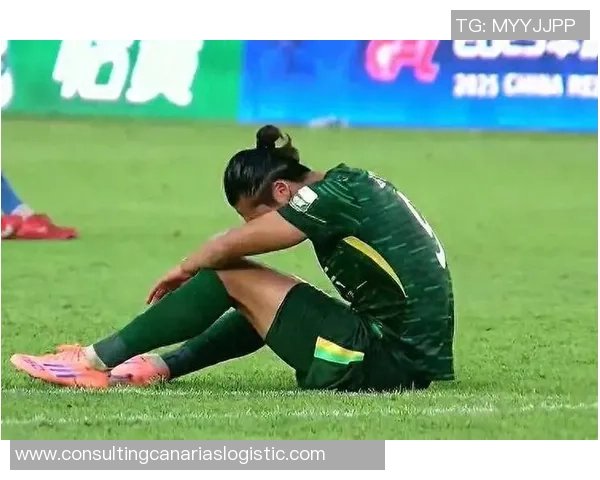 足球明星意外受伤脚部骨折赛季前景堪忧球迷心痛不已